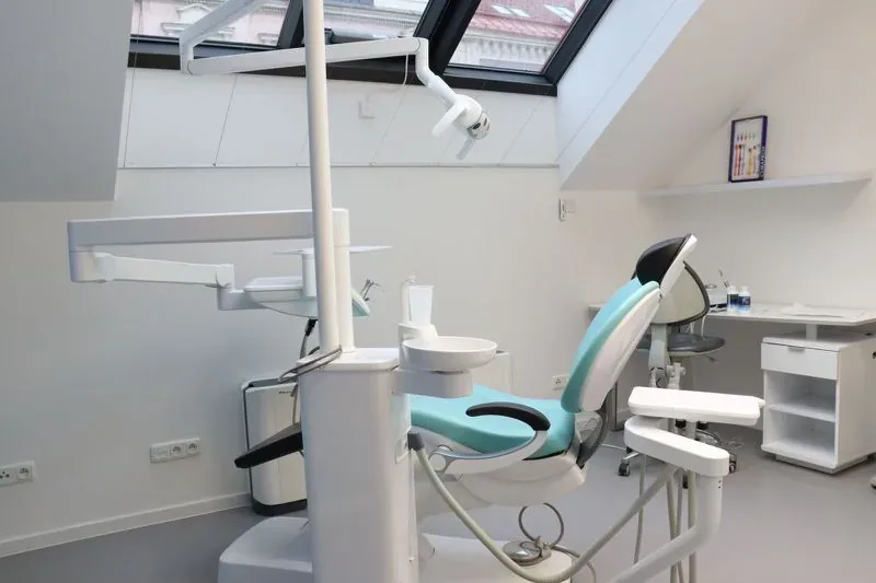 Čekárna Prague Healthcare s prémiovými sedačkami Chesterfield