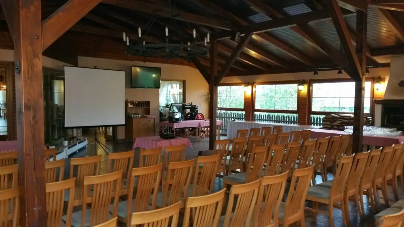 Prostorný sál restaurace s dřevěným stropem